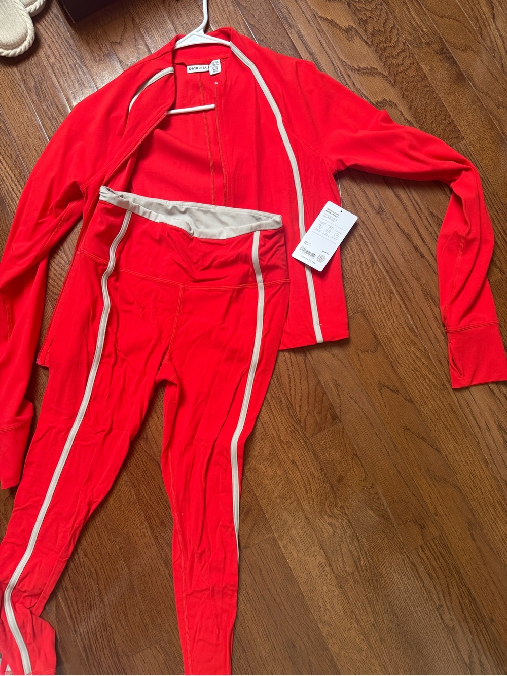 athleta Salutation set M red and beige outline detail - Bright Red